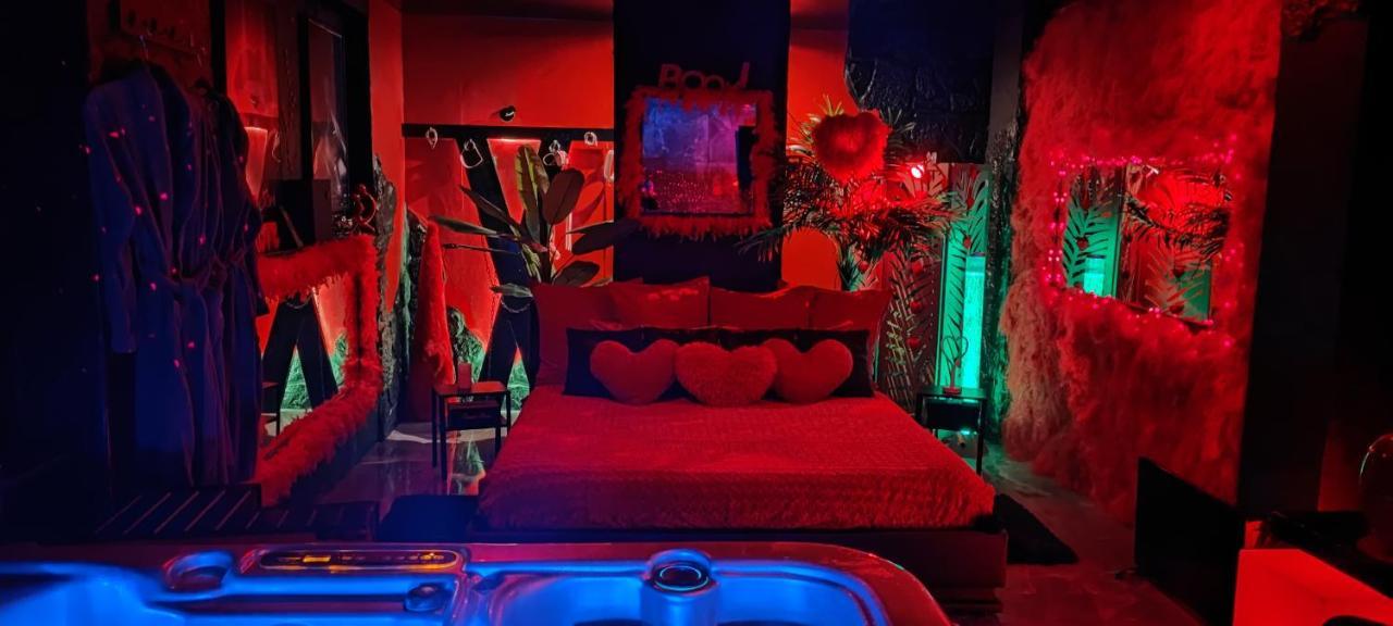Loft romantique hammam spa privatif playroom Grenoble Chambre photo